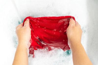 Áp dụng cách tẩy vết nước xả vải trên quần áo tại nhà