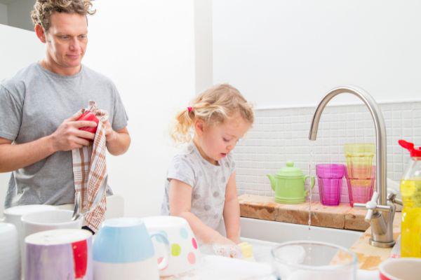 Nước rửa chén rửa bát cho em bé loại nào an toàn tốt?