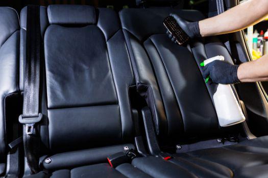 Chai khử mùi ô tô đánh bay mùi hôi hiệu quả.