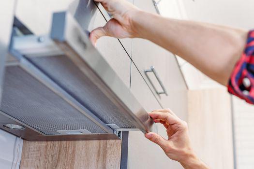 Tẩy mỡ ở máy hút mùi nhà bếp chất lượng.