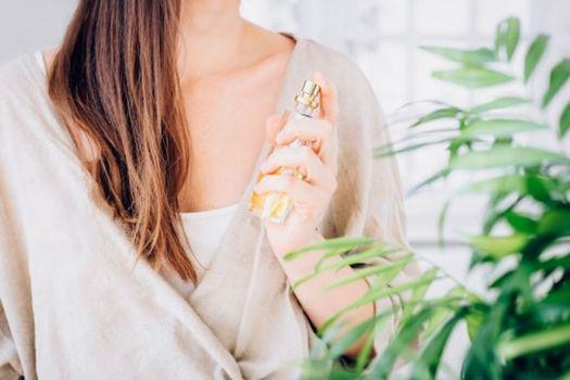 xịt thơm quần áo lưu hương lâu.