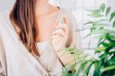 xịt thơm quần áo lưu hương lâu.