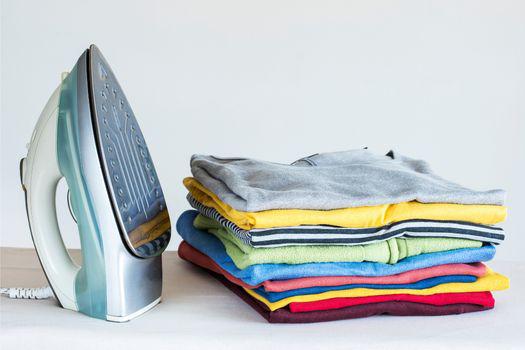 hướng dẫn cách ủi quần áo thơm.