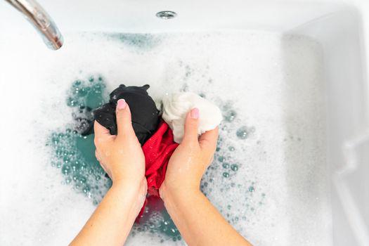 [Giải Đáp] giặt tay nên dùng bột giặt hay nước giặt