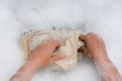 Giặt tay nên dùng bột giặt hay nước giặt?