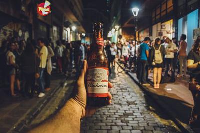 giá bia budweiser là bao nhiêu?