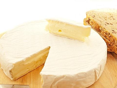 Nguồn Gốc Và Đặc Điểm Của Phô Mai Brie Và Camembert 